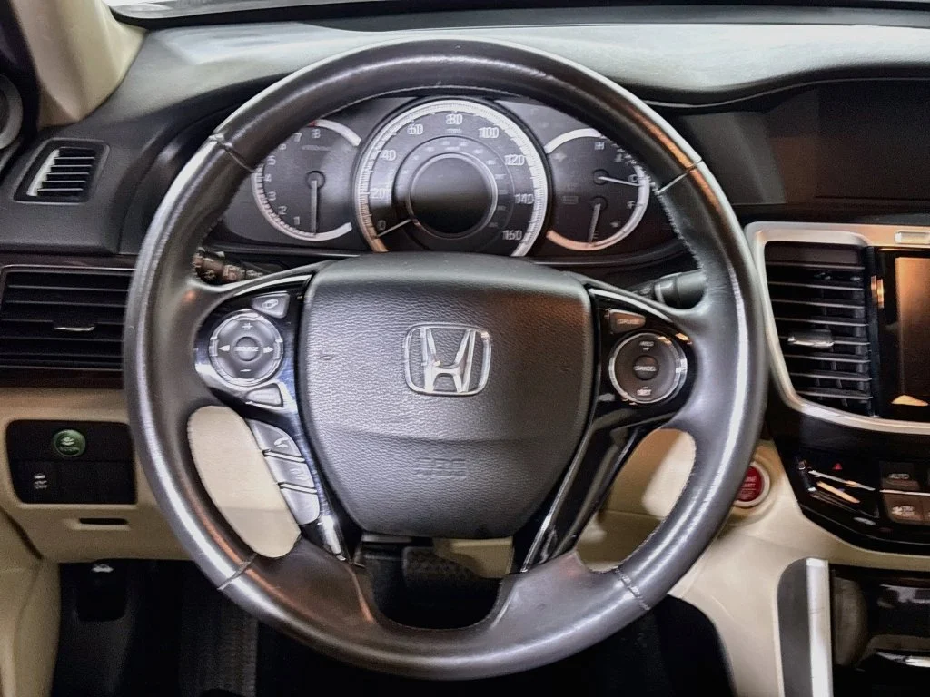 Used 2017 Champagne Frost Pearl Honda EX-L image 13