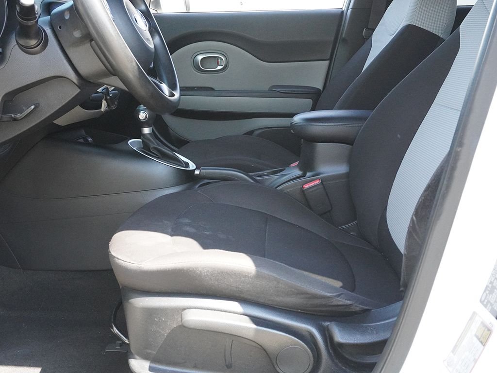 Used 2018 White Kia Base image 19