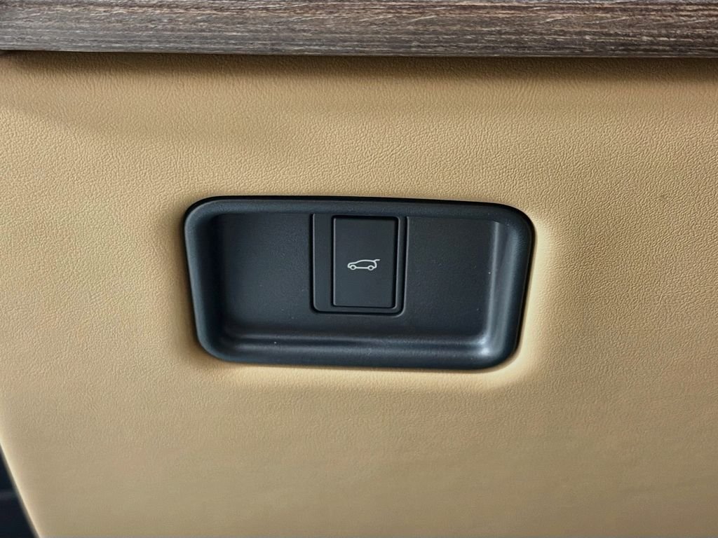 New 2026 Eiger Grey Land Rover SE image 10