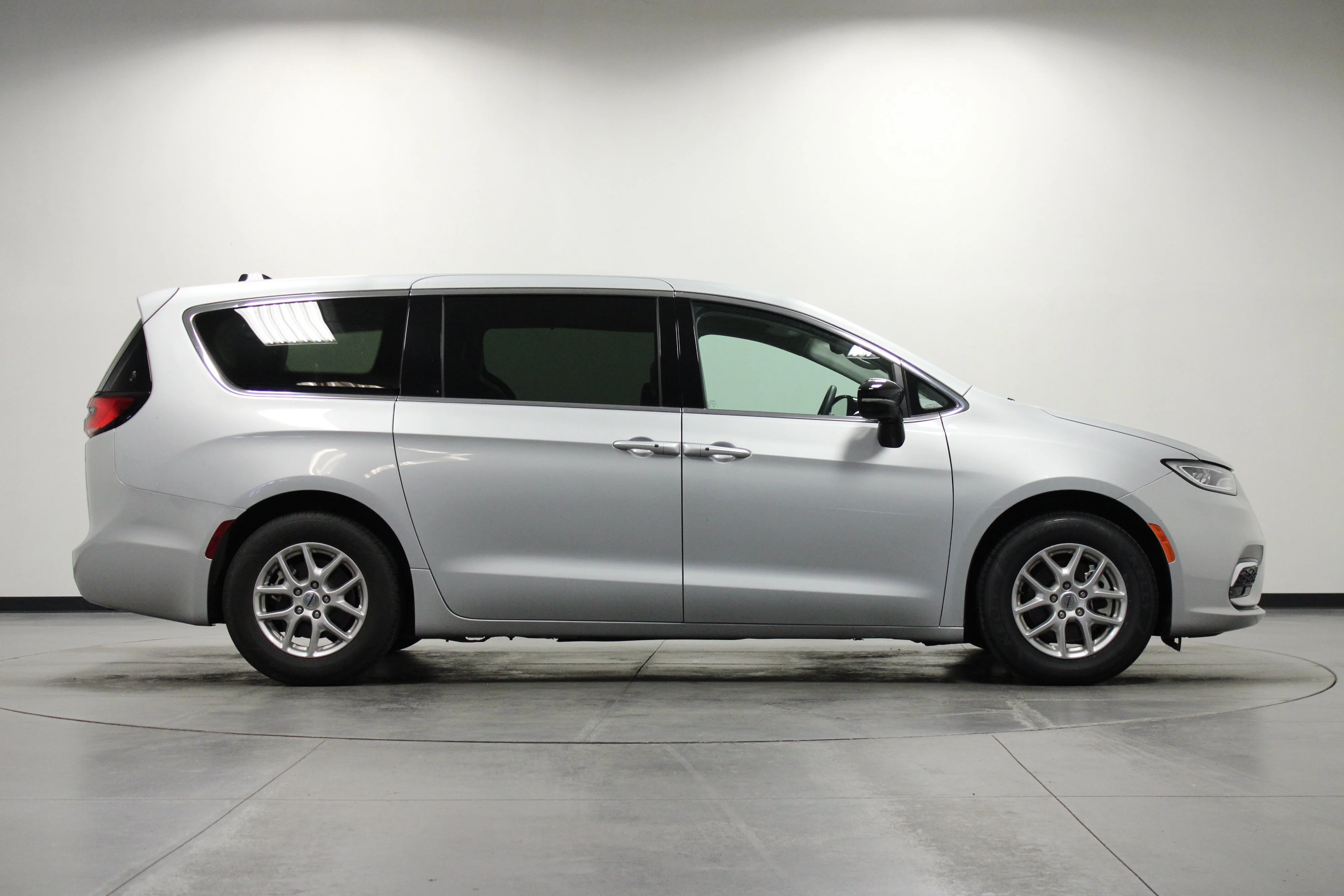 Used 2024 Silver Mist Clearcoat Chrysler Touring L image 3