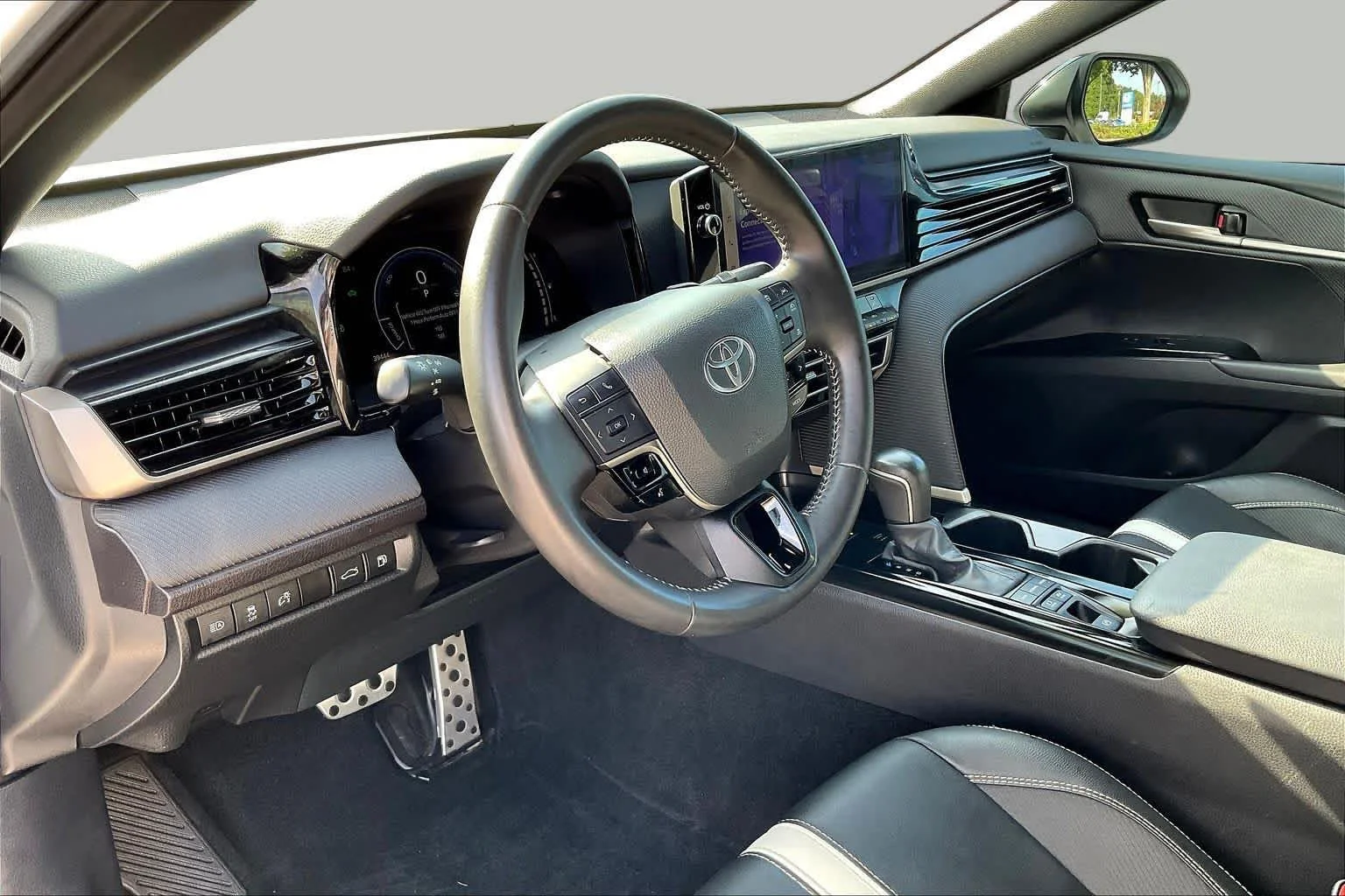 Used 2025 Ice Cap Toyota SE image 17
