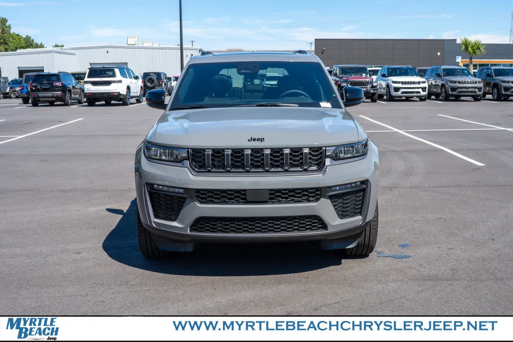 New 2027 Sting-Gray Clear-Coat Paint Jeep Limited image 9