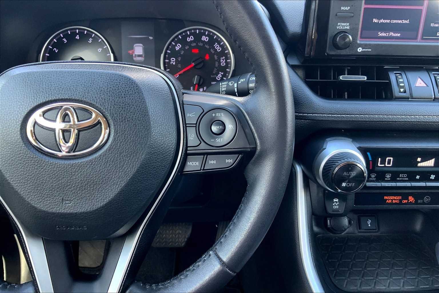 Used 2022 Silver Sky Metallic Toyota XLE Premium image 24