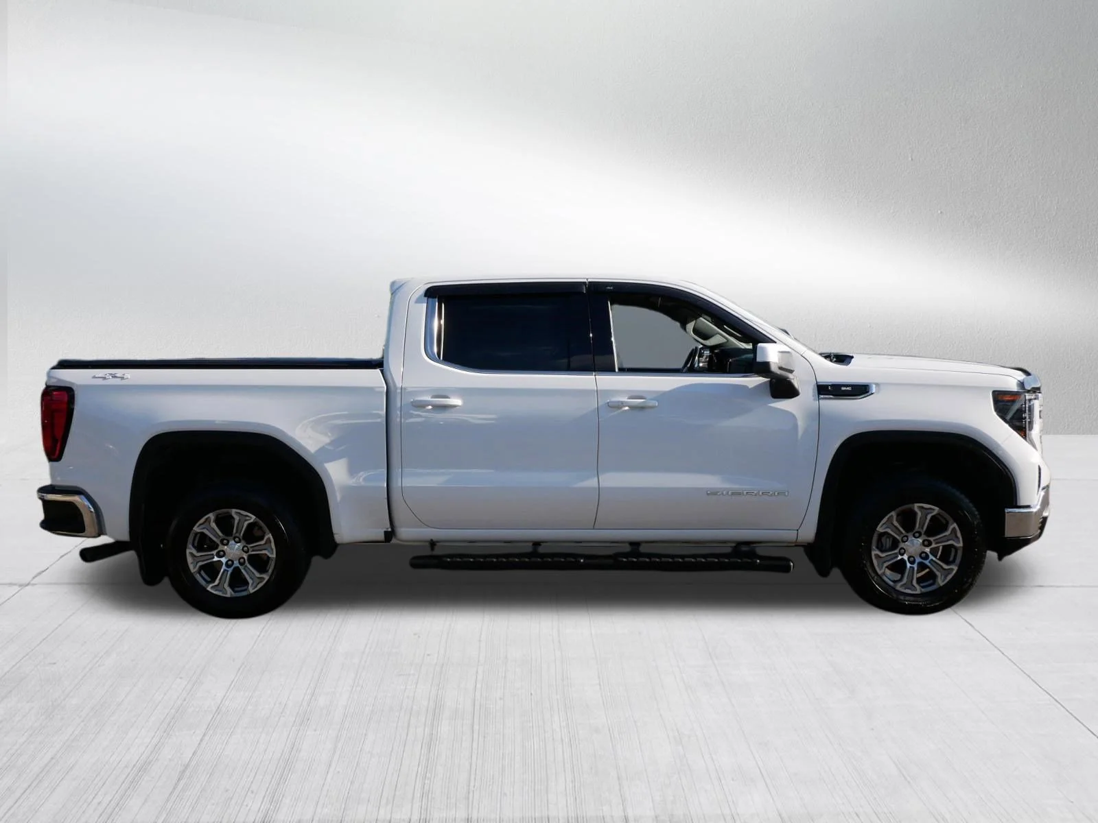 Used 2022 Summit White GMC SLE image 5