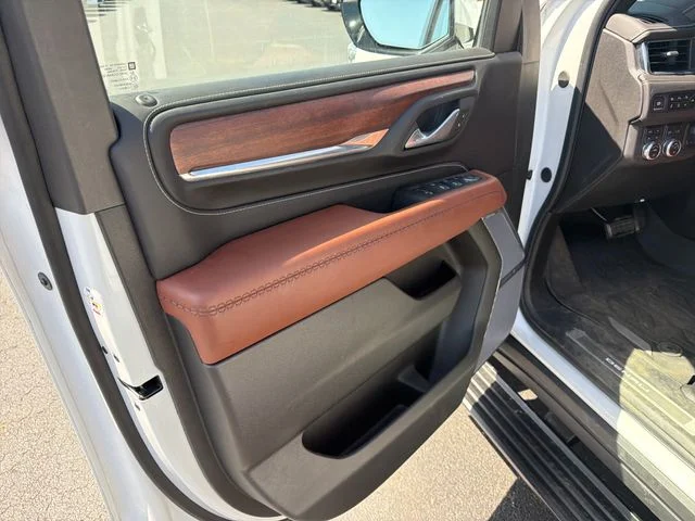 Used 2024 White Frost Tricoat GMC Denali Ultimate image 12