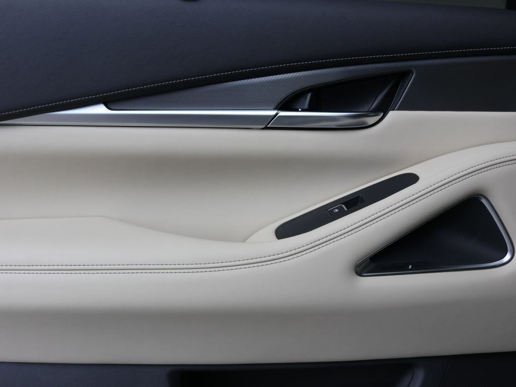Used 2023 White INFINITI LUXE image 25