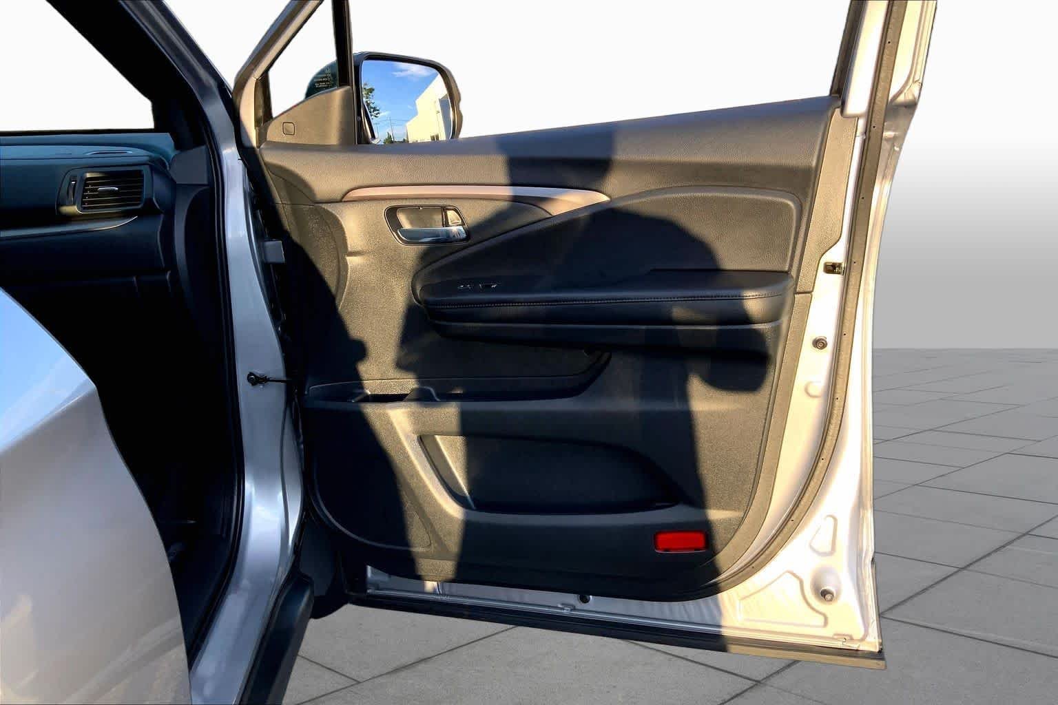 Used 2019 Lunar Silver Metallic Honda EX-L image 23