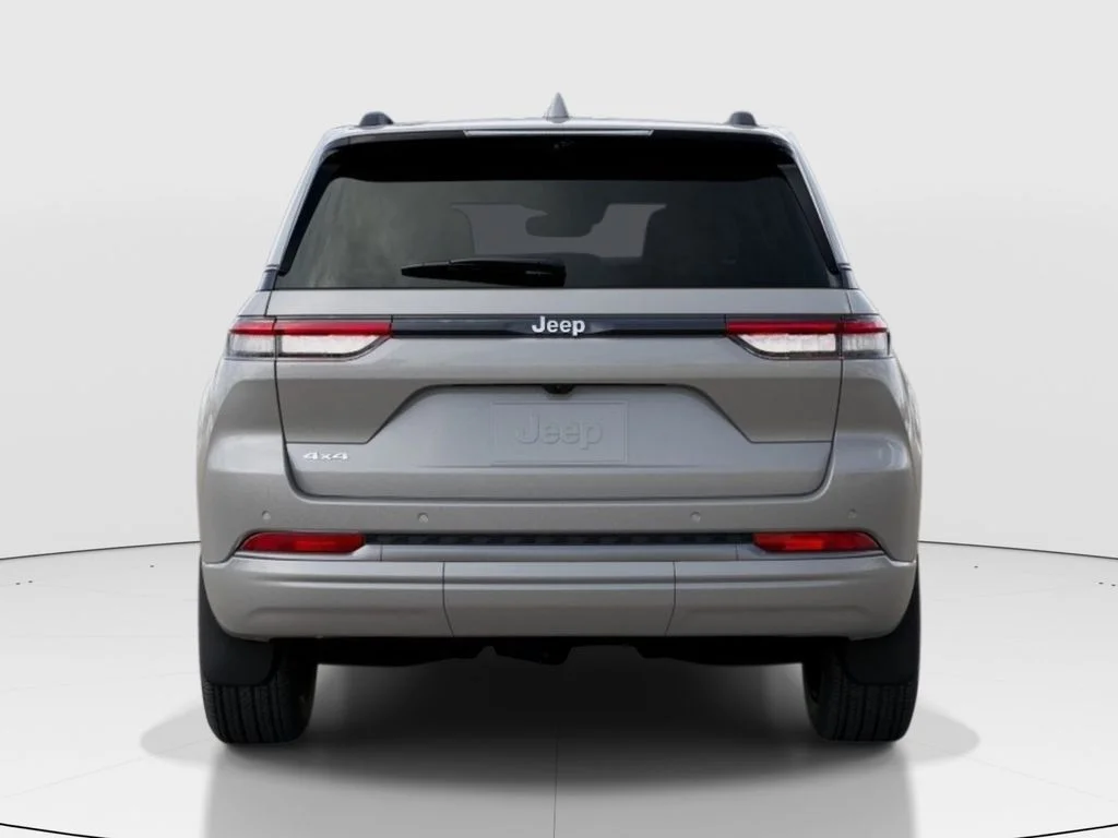 New 2026 Silver Zynith Exterior Paint Jeep Limited Reserve image 8