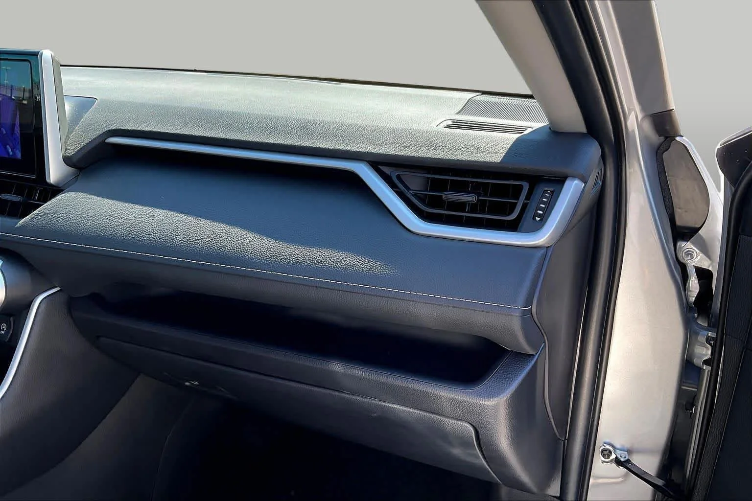 Used 2025 Silver Sky Metallic Toyota XLE image 18