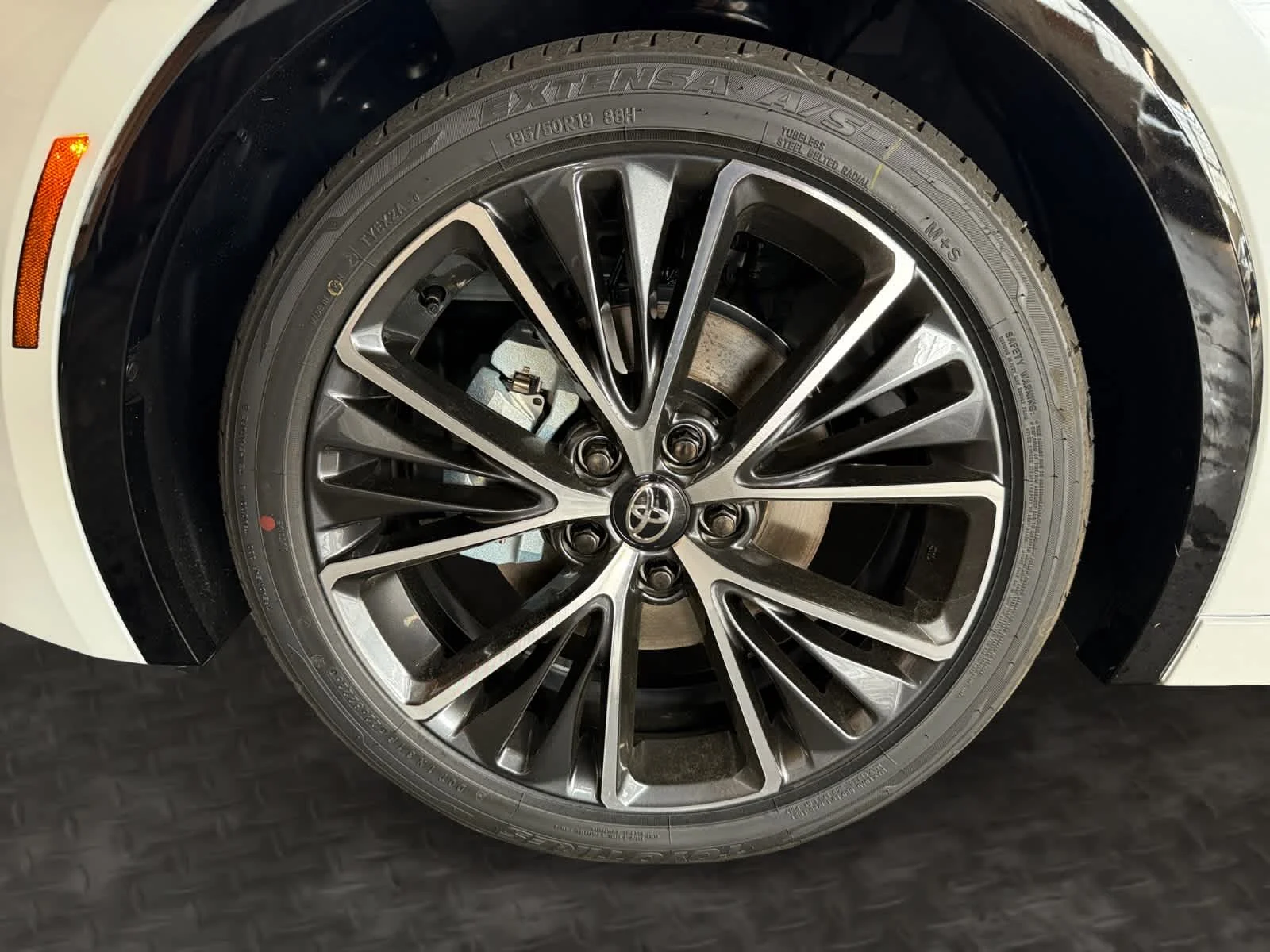 2027 Toyota Prius XLE - Photo 9