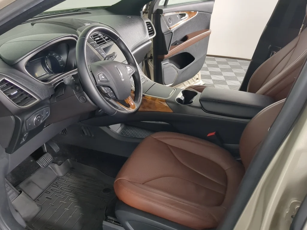 Used 2017 Tan Lincoln Reserve image 10