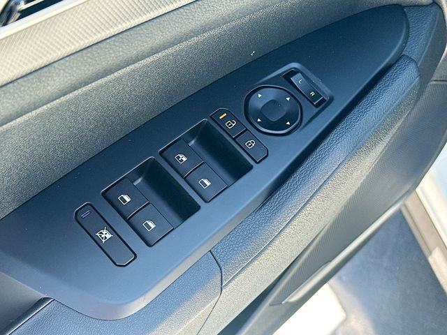 Used 2026 Snow White Pearl Kia LX image 17
