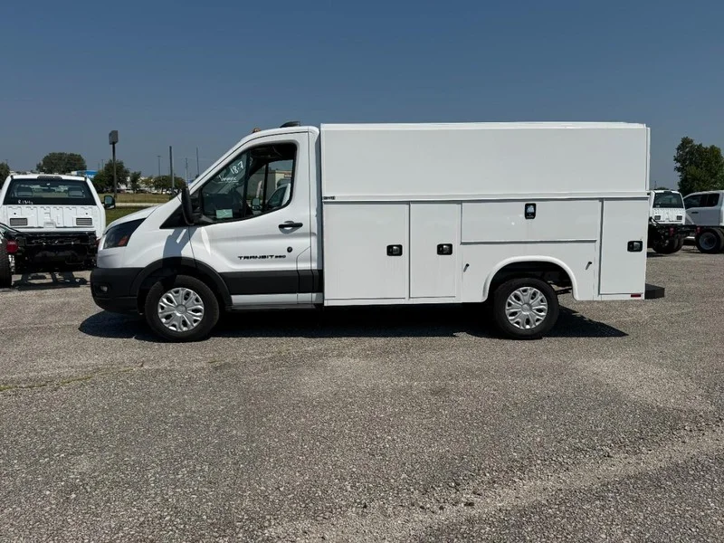 New 2026 Oxford White Ford T-350 RWD SRW 138" WB 9500 GVWR image 2