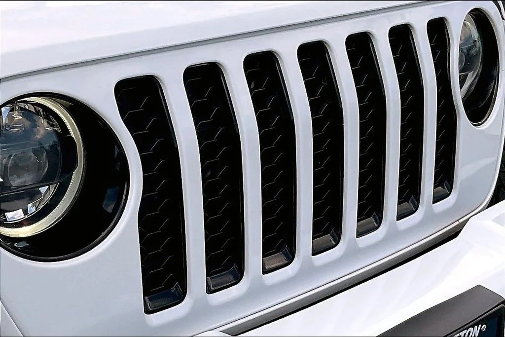 Used 2023 White Jeep High Altitude image 34