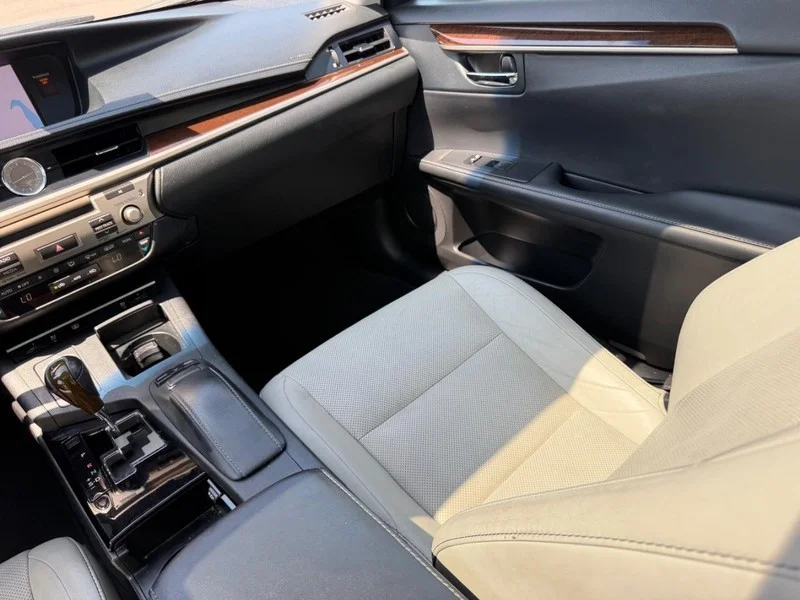 Used 2013 Nebula Gray Pearl Lexus 4dr Sdn image 18