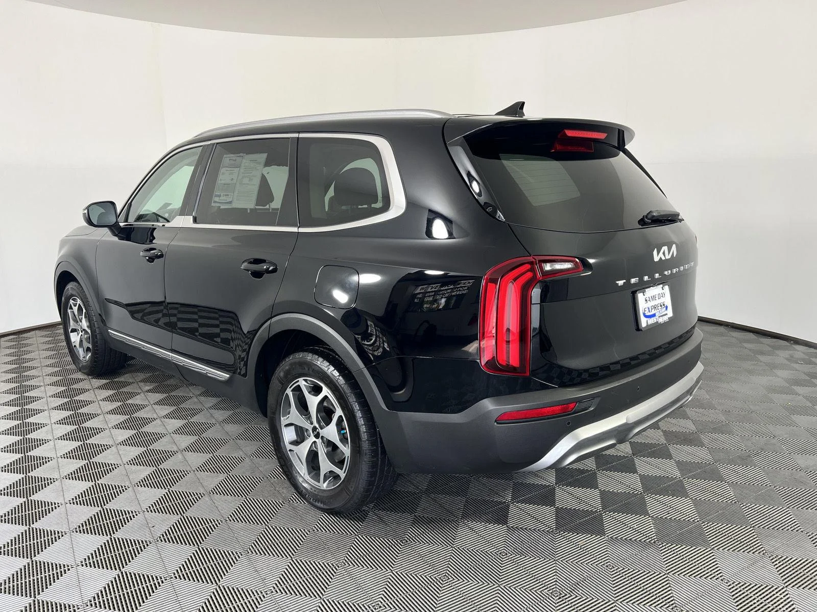 Used 2022 Ebony Black Kia EX image 5