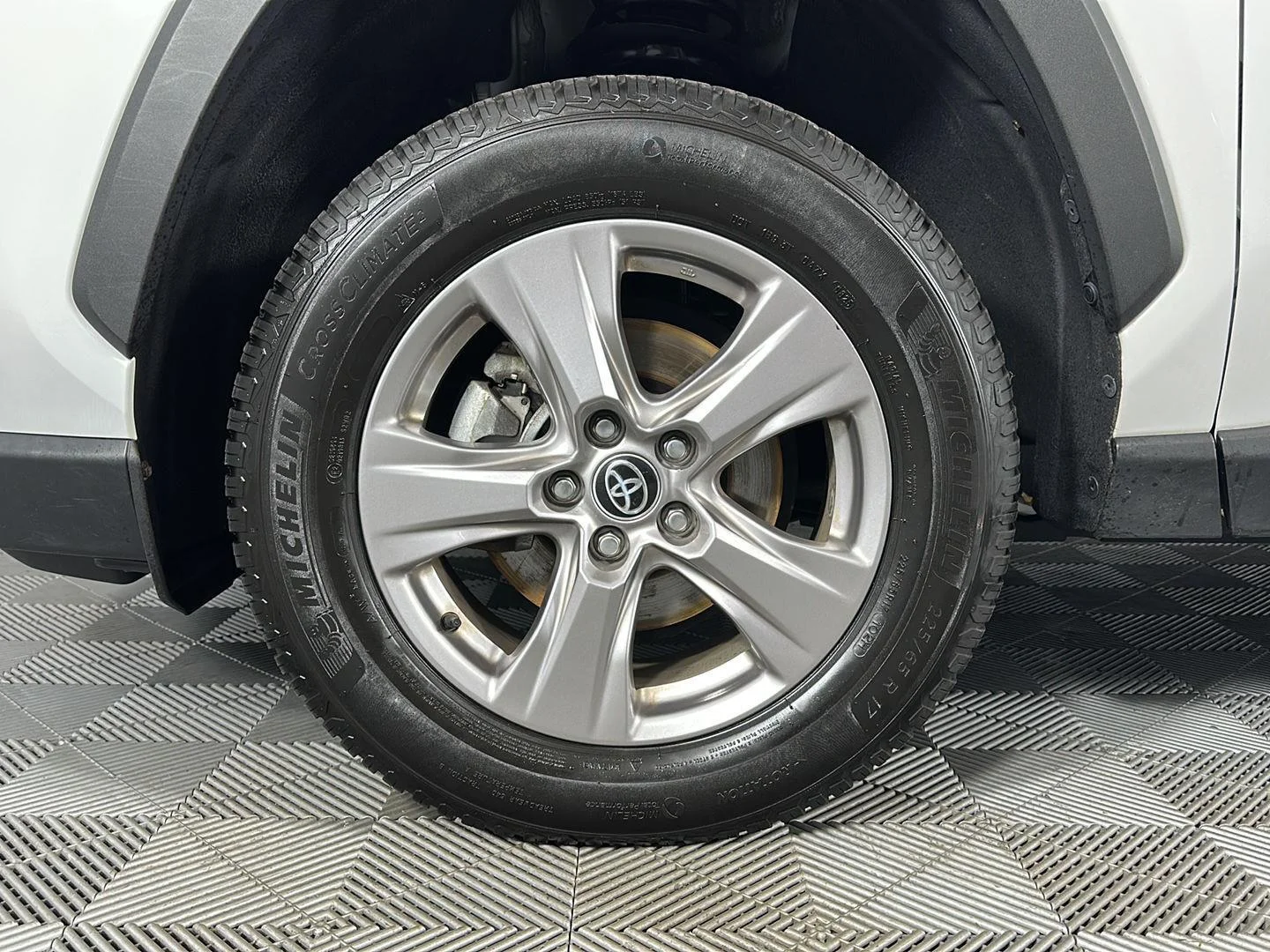 Used 2022 White Toyota XLE image 12