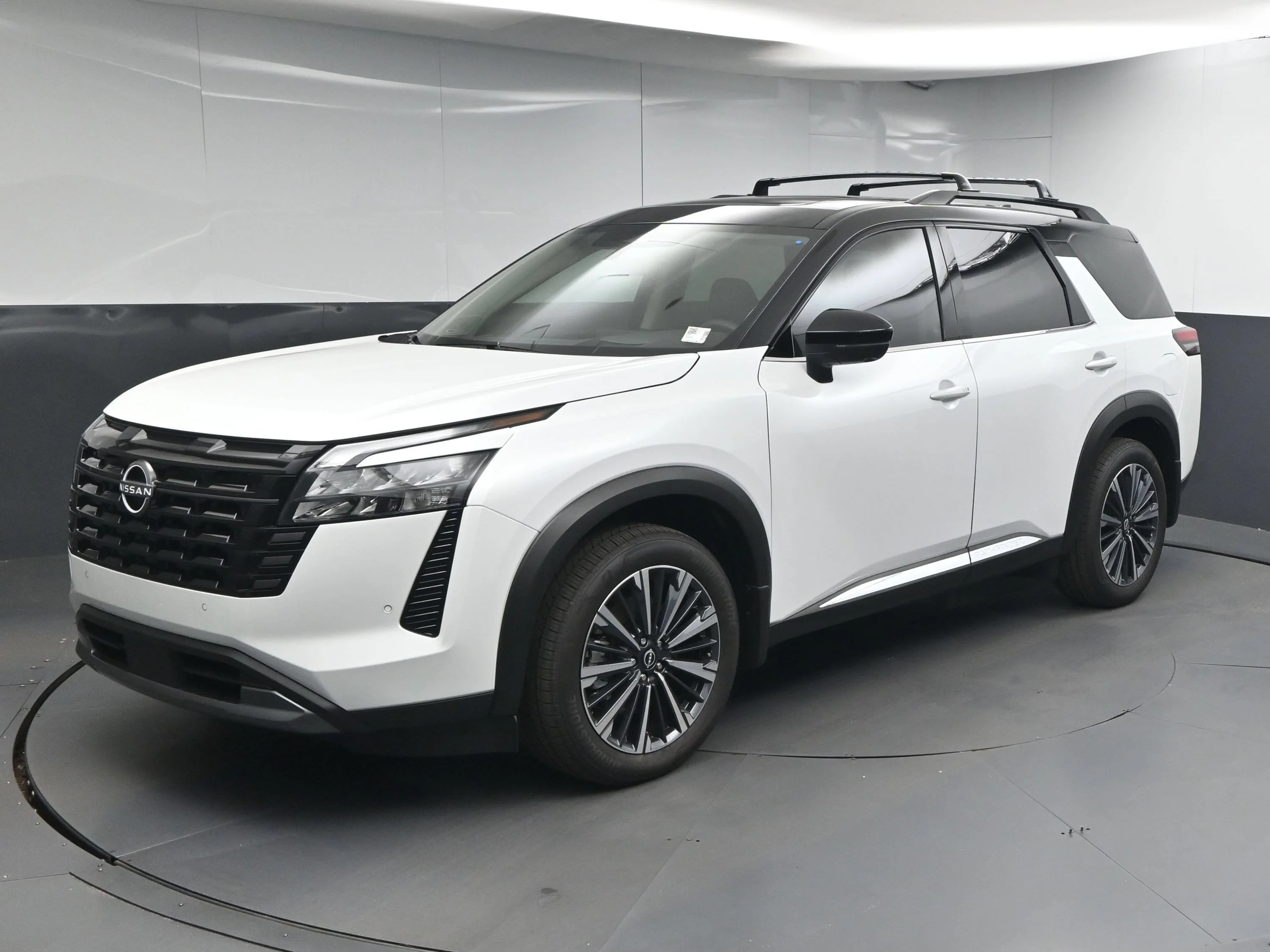 New 2026 Everest White Pearl TriCoat / Super Black Two-tone Nissan Platinum image 3