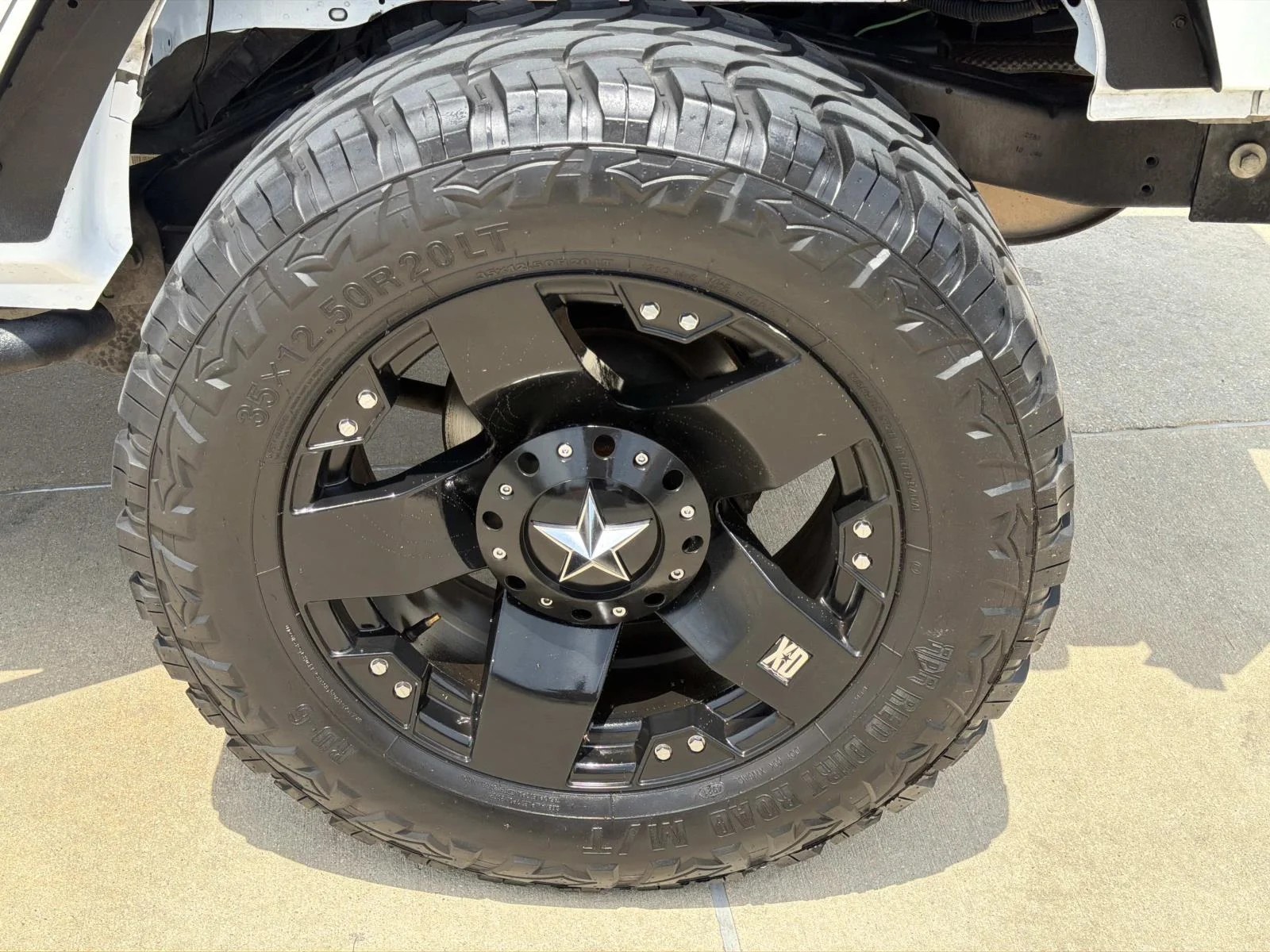 Used 2017 White Jeep Sahara 4x4 image 4