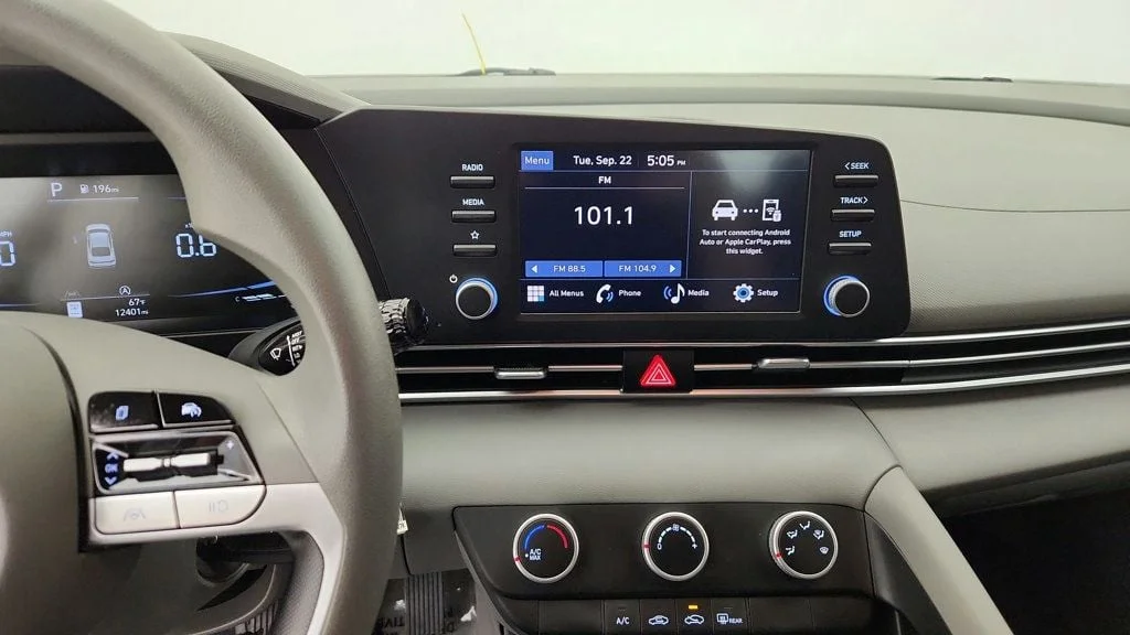 Used 2024 Serenity White Hyundai SE IVT image 17
