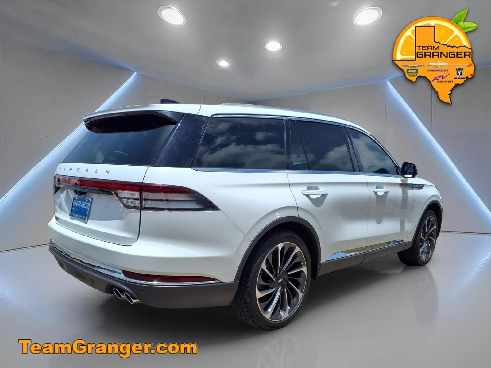 Used 2025 White Lincoln Reserve image 4