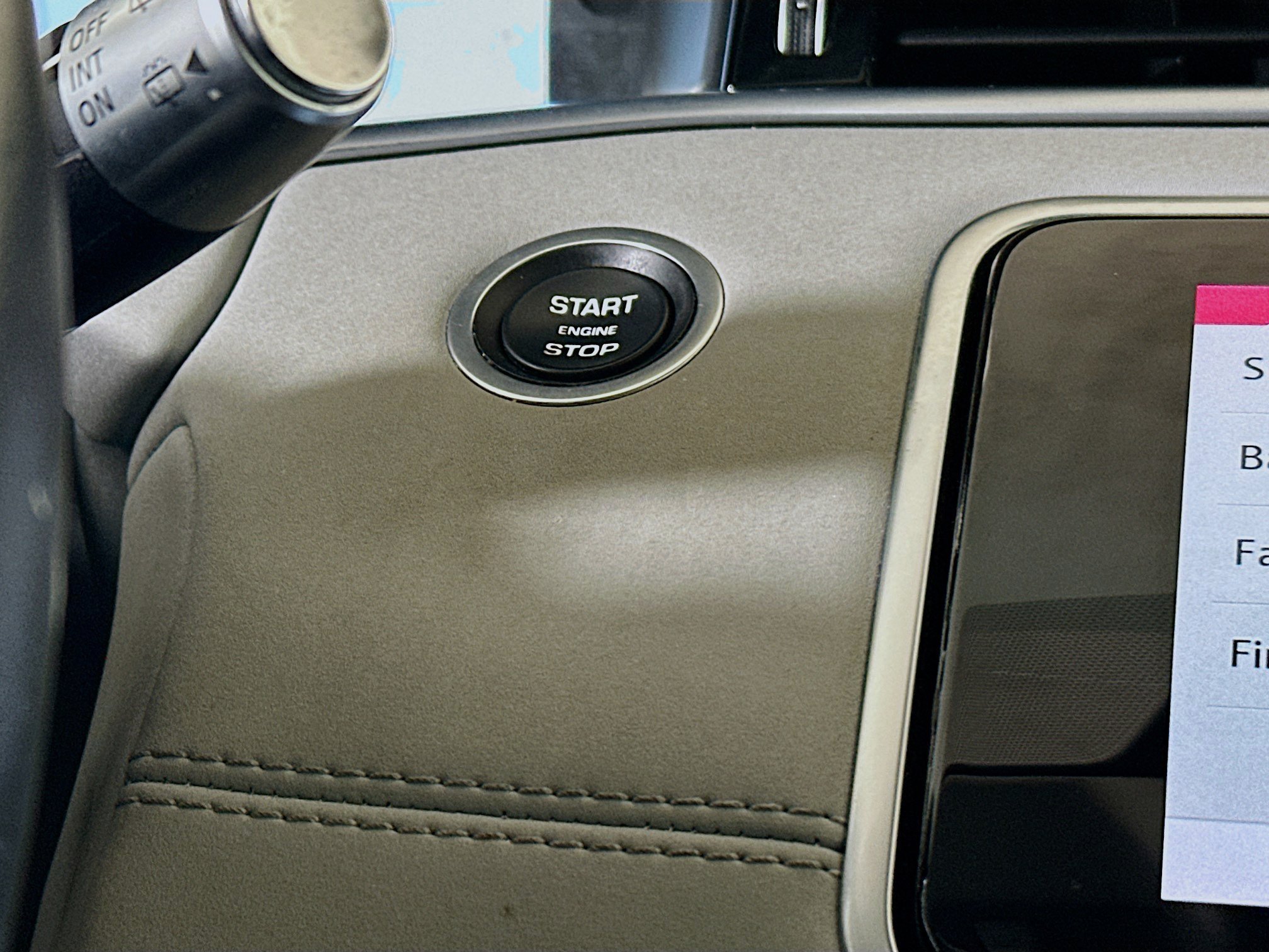 Used 2020 White Land Rover SE image 20