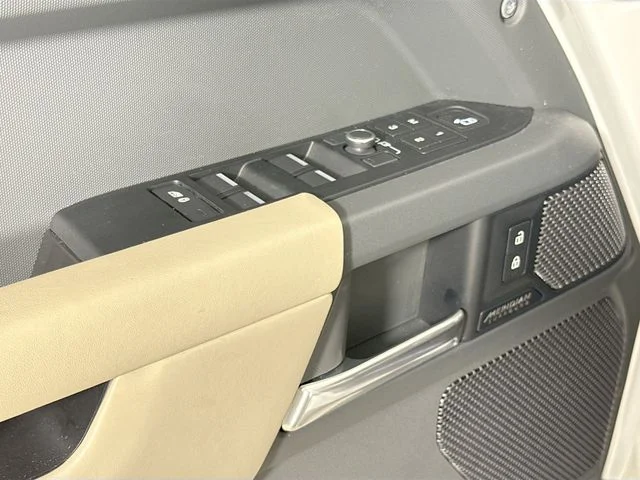 Used 2022 White Land Rover X-Dynamic HSE image 20