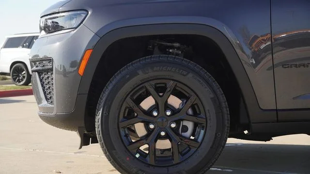 New 2026 Baltic Gray Metallic Clear-Coat Exterior Paint Jeep Altitude image 5