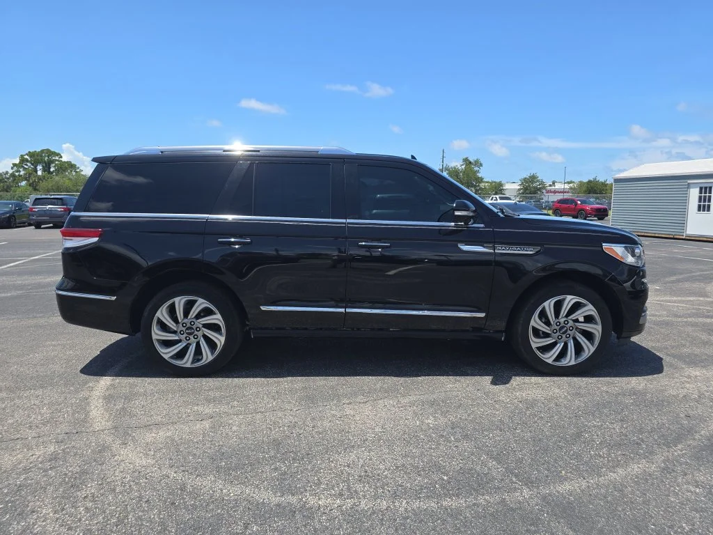 Used 2022 Black Lincoln Reserve image 3