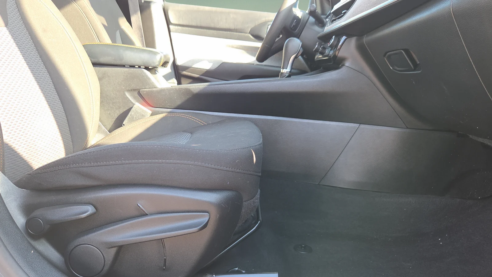Used 2022 White Jeep Sport image 15