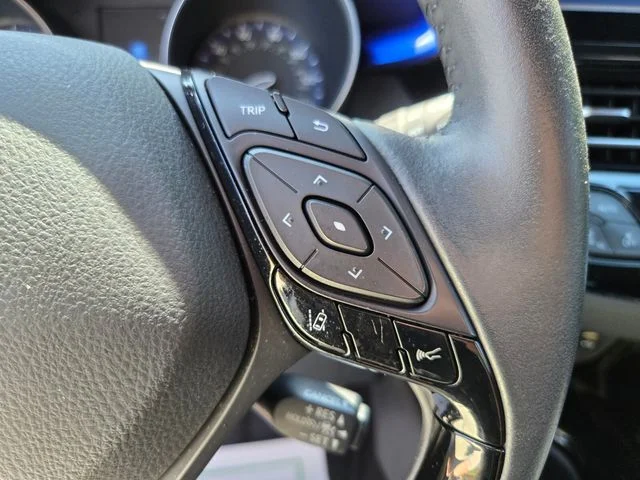 Used 2020 White Toyota XLE image 32