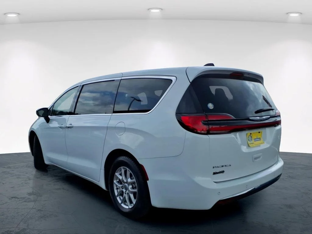 Used 2024 White Chrysler Touring L image 10