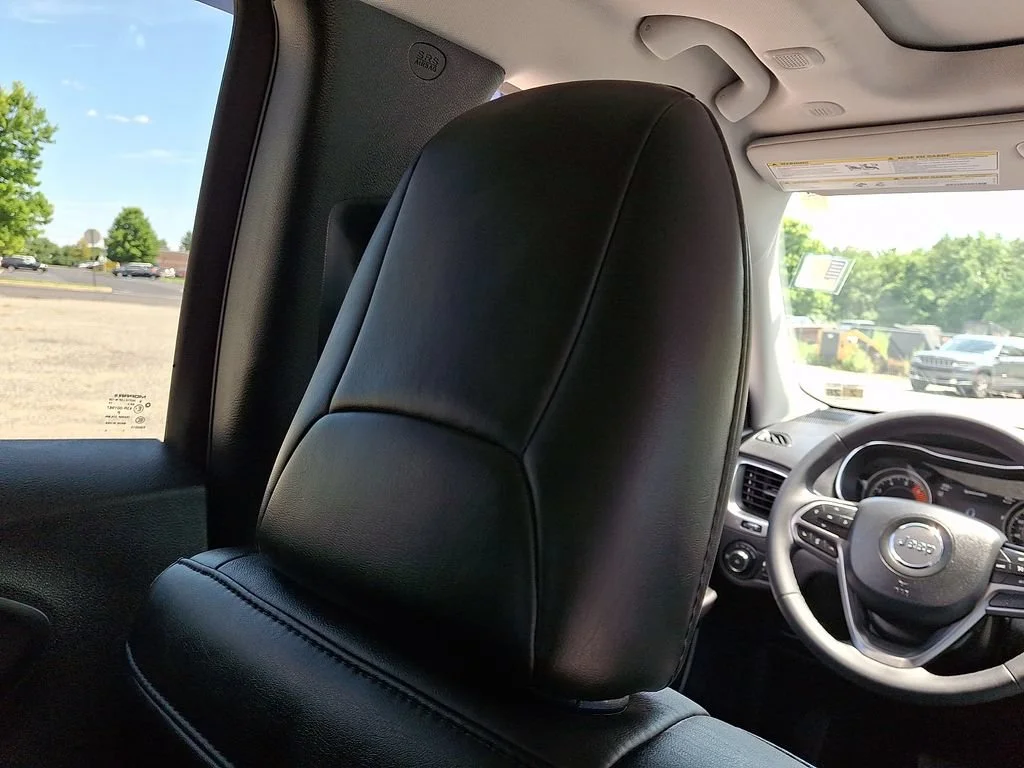 Used 2022 Granite Crystal Metallic Clearcoat Jeep Latitude Lux image 14