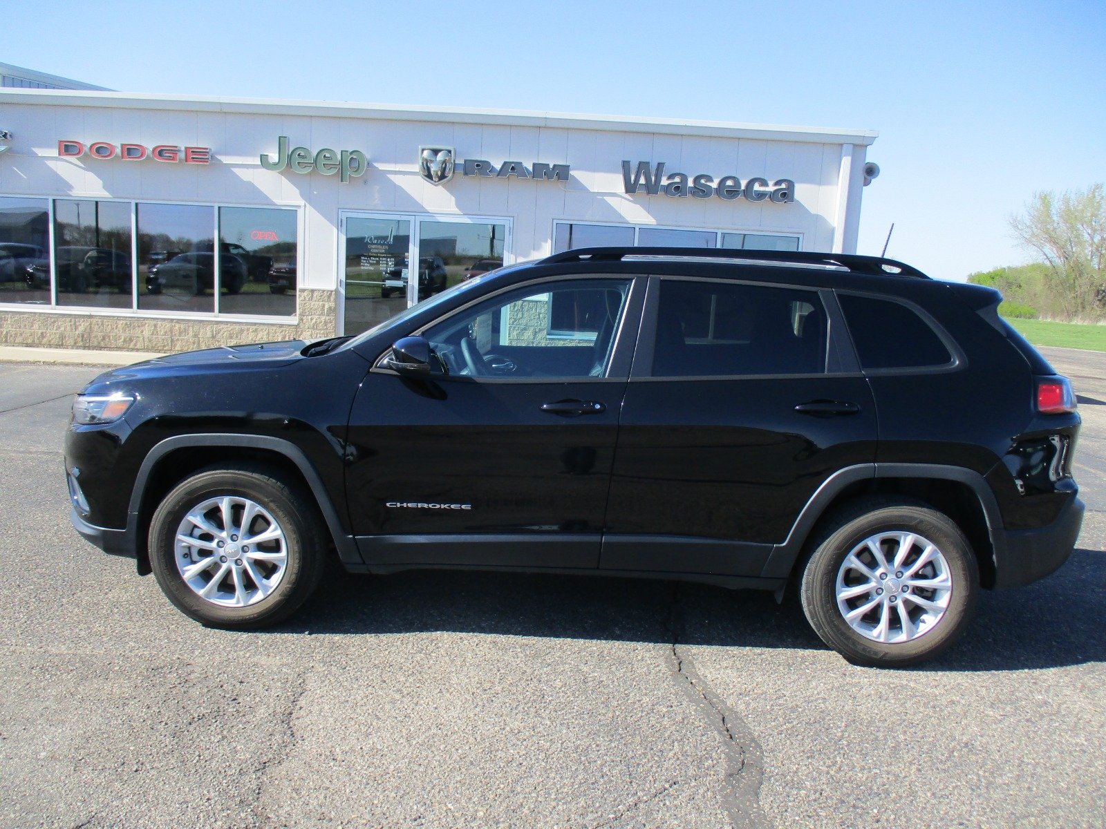 Used 2022 Jeep Cherokee Latitude Lux with VIN 1C4PJMMX0ND532939 for sale in Waseca, Minnesota
