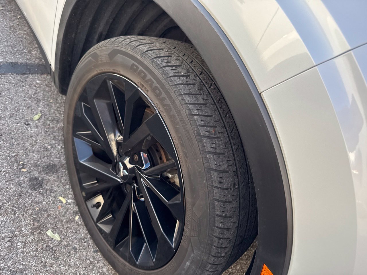 Used 2024  Mitsubishi  image 4