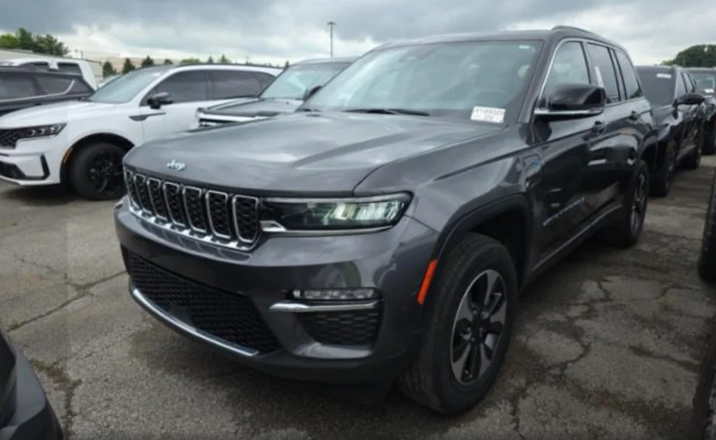 Used 2023 Gray Jeep  image 1