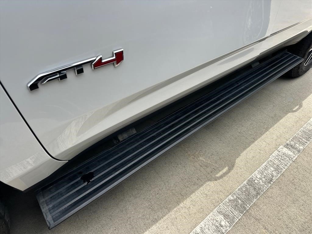 Used 2022 White Frost Tricoat GMC AT4 image 9