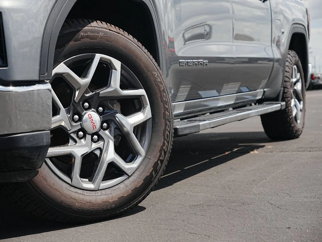 Used 2023 Silver GMC SLT image 2