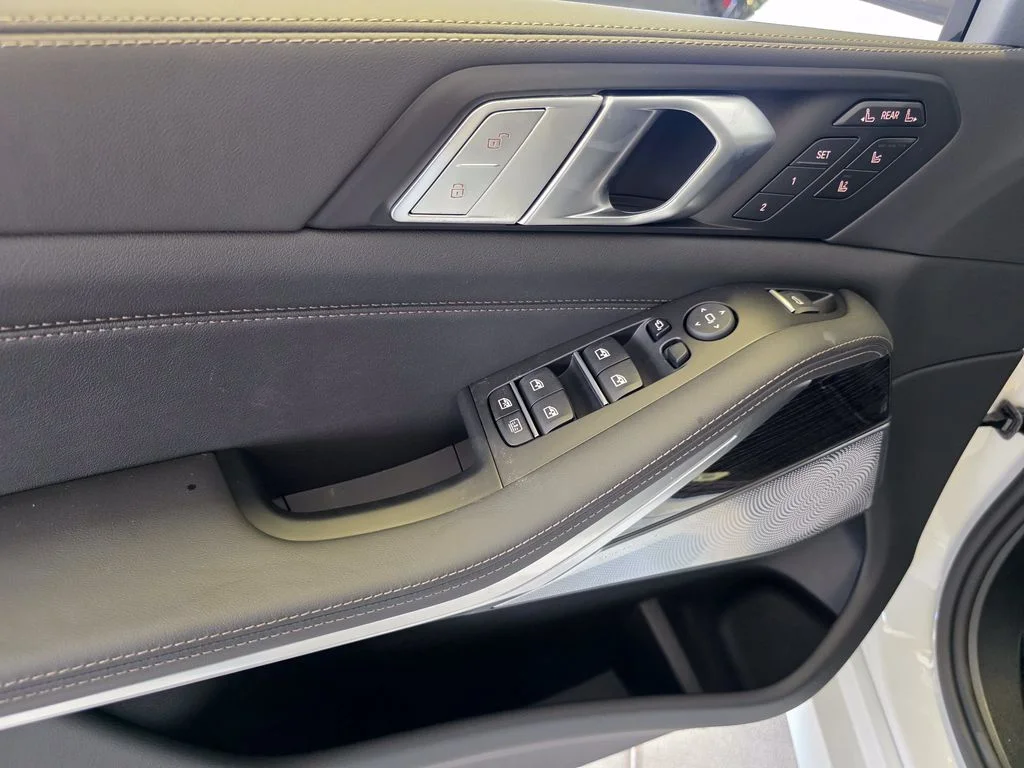 New 2027 White BMW M60i image 19