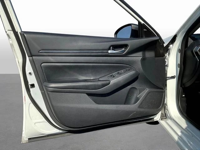 Used 2025 White Nissan 2.5 SV image 21