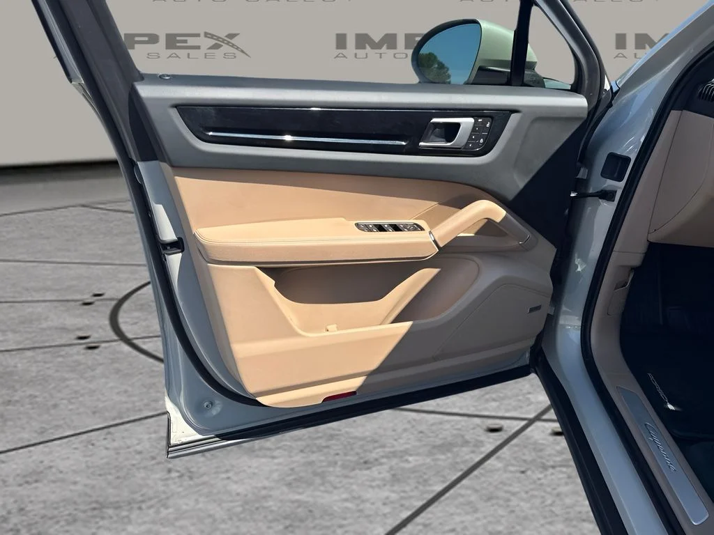 Used 2022  Porsche Base image 27