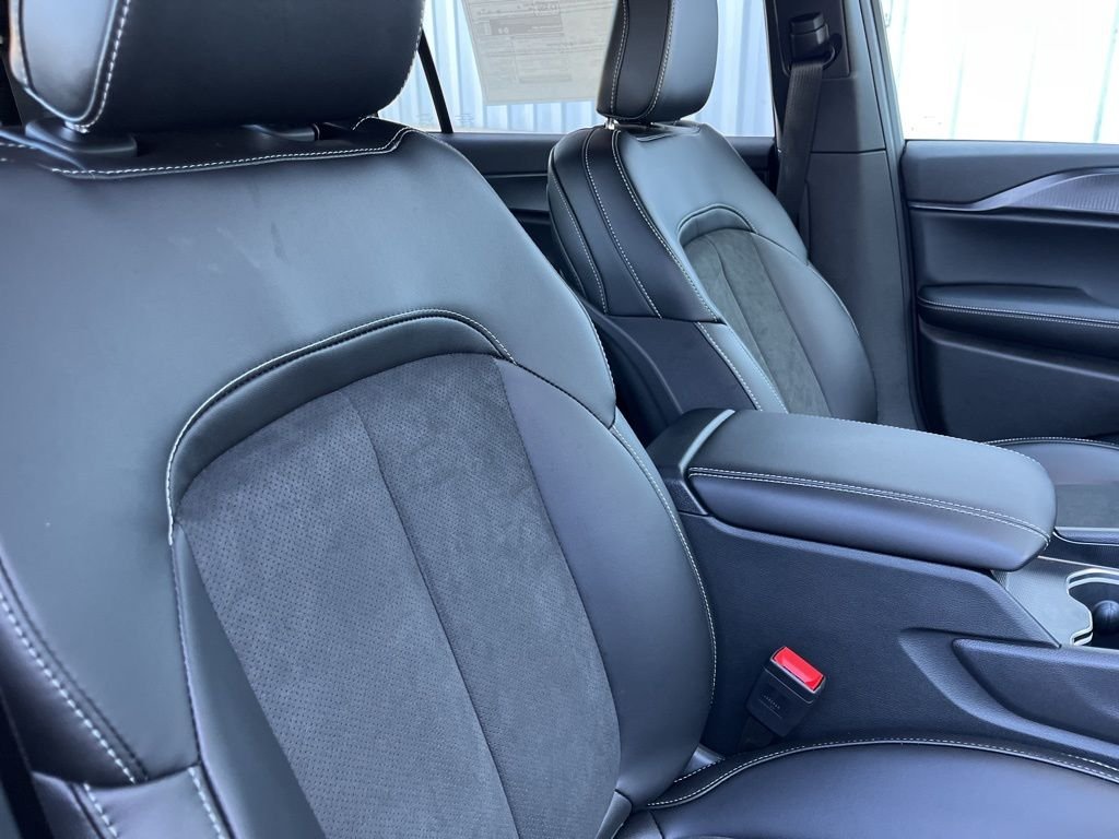 New 2025 Silver Zynith Exterior Paint Jeep Altitude X image 45