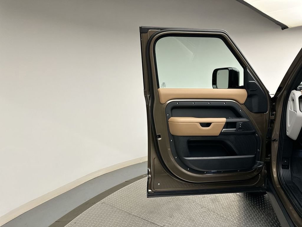 Used 2025 Gondwana Stone Metallic Land Rover S image 8