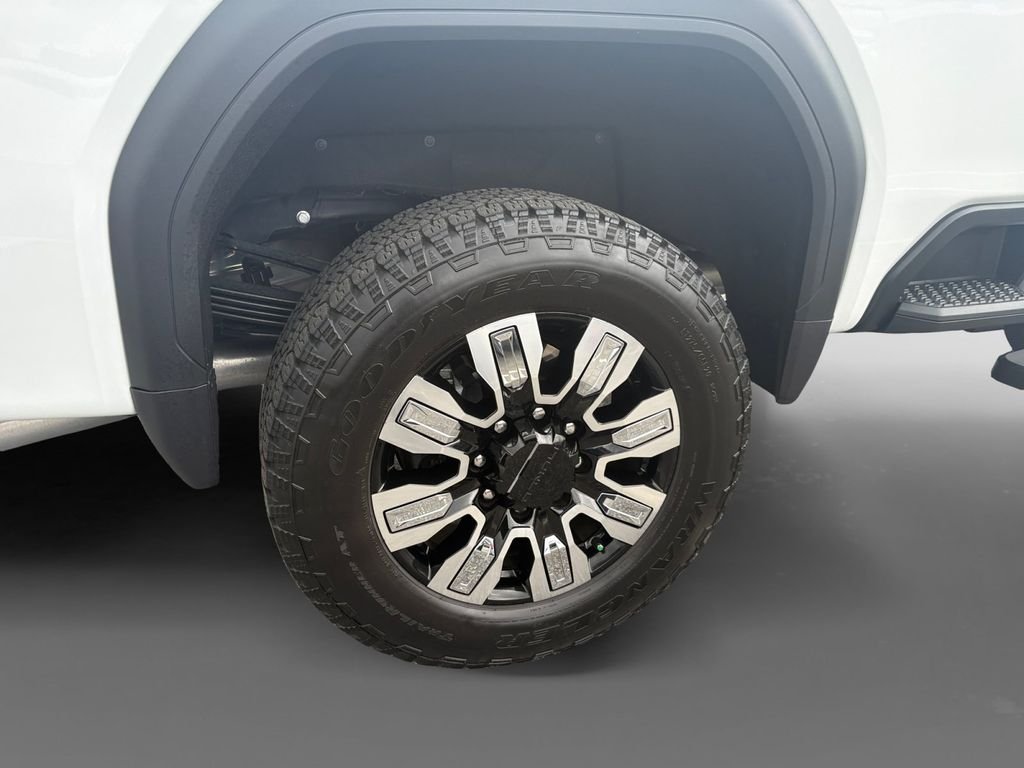 Used 2025 White GMC Denali image 10