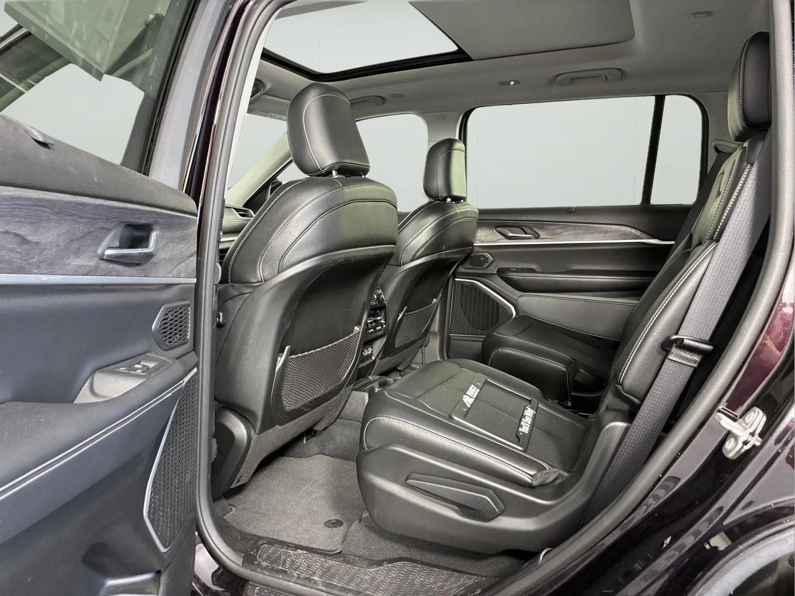 Used 2023 Ember Pearlcoat Jeep Limited image 21