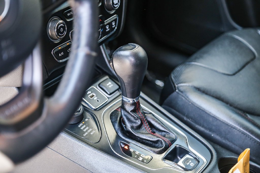 Used 2019 Crystal Metallic Jeep Trailhawk image 19