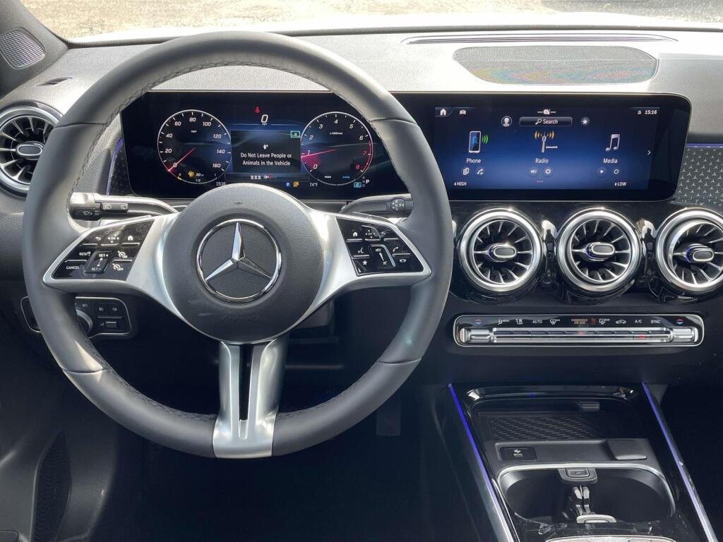 New 2026 Polar White Mercedes-Benz GLB 250 image 21