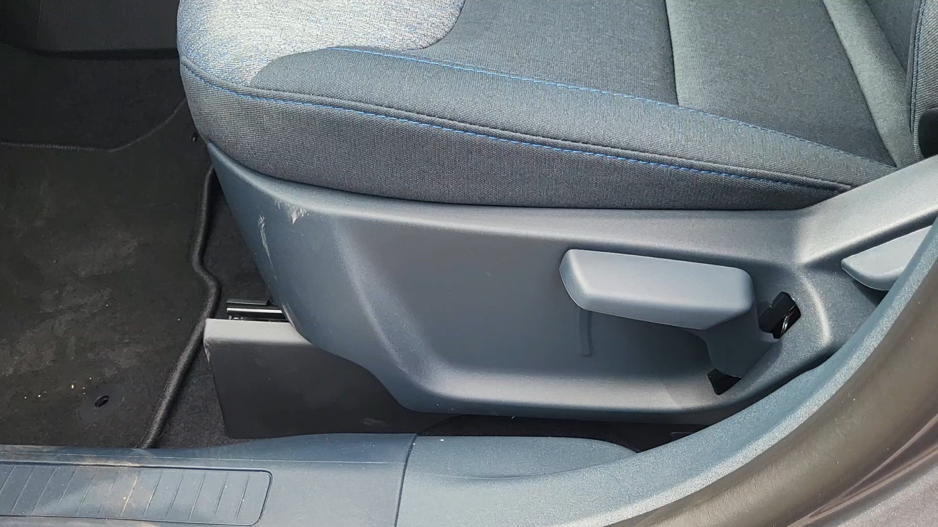 New 2026 Carbonized Gray Metallic Ford XLT image 11