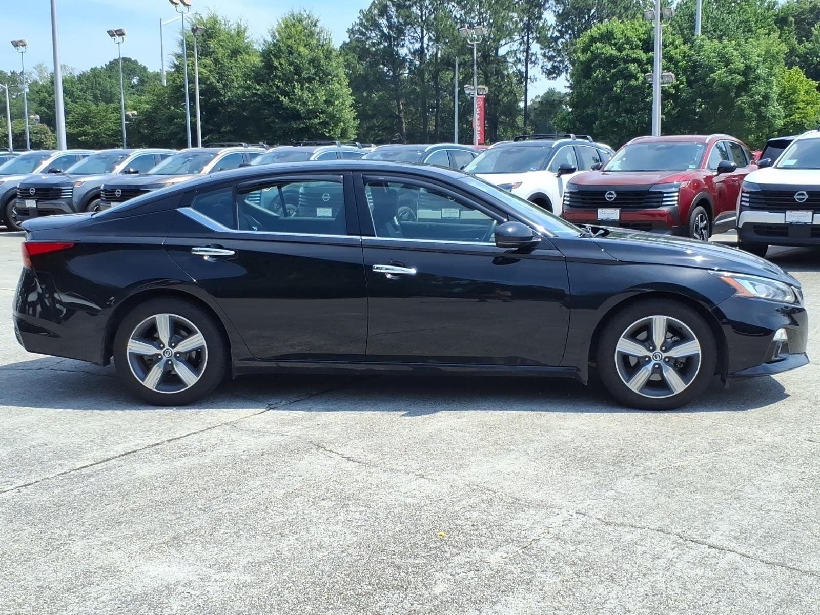 Used 2019 Super Black Nissan 2.5 SV image 6