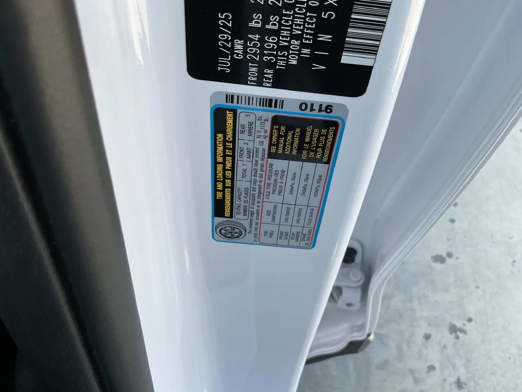 Used 2025 White Kia S image 36